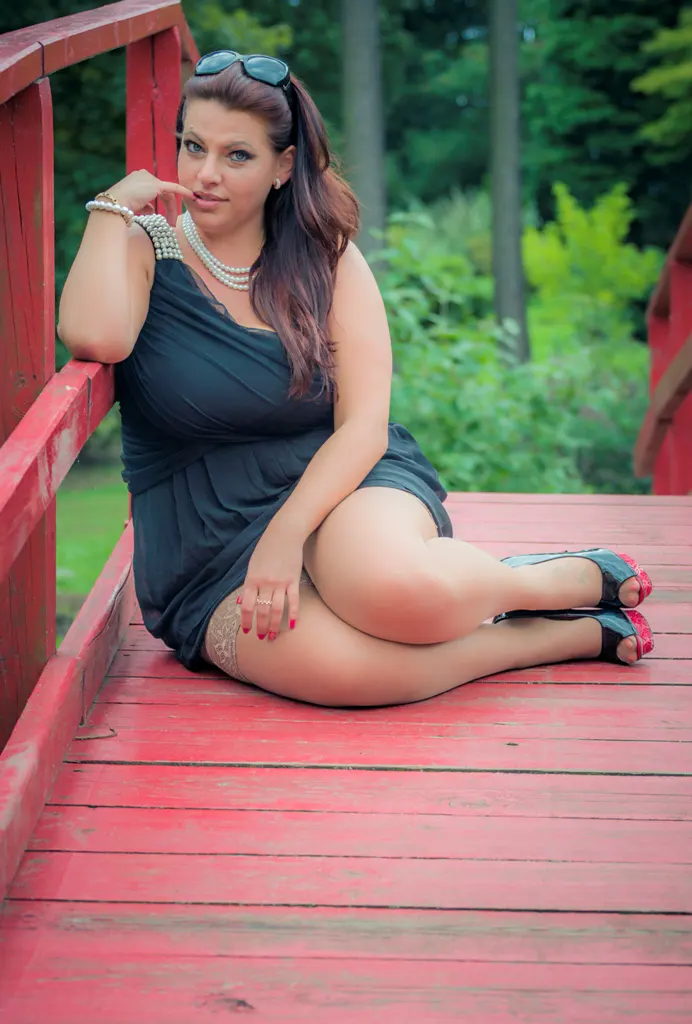 VioletBlack image 2
